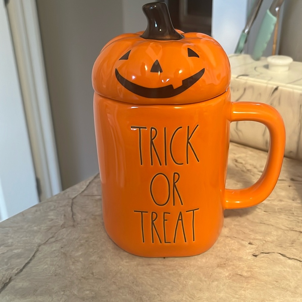 2/$35 or 3/$45 ✨ Rae Dunn Trick or Treat Topper Mug